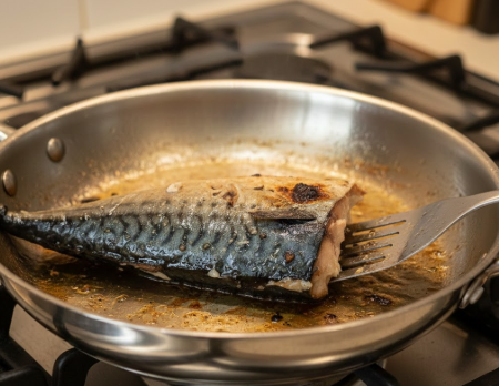 스텐팬에서 타버린 고등어 이미지