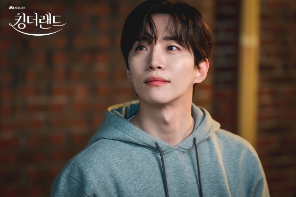 '킹더랜드' 이준호가 구원 역을 맡아 시청자들의 마음을 사로잡고 있다. [사진=앤피오엔터테인먼트, 바이포엠스튜디오, SLL]