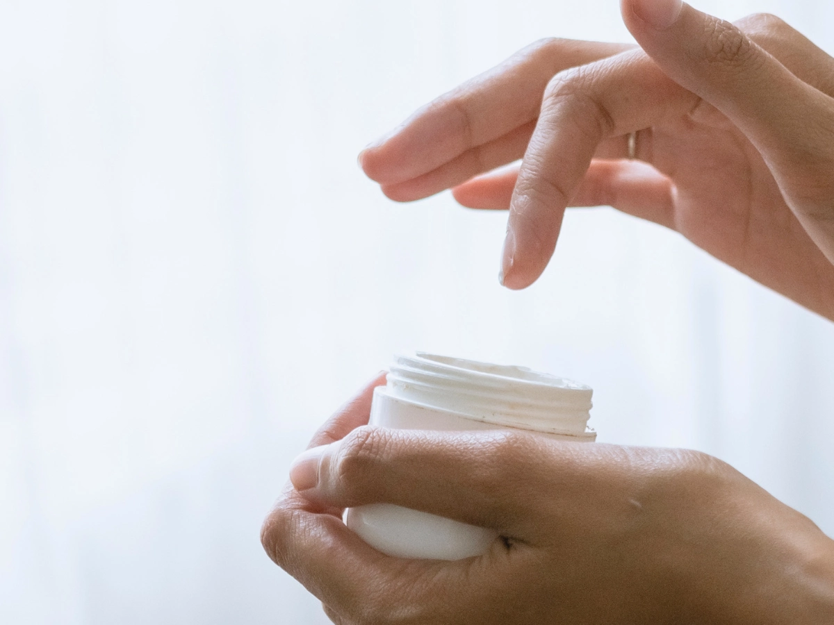 크림을 사용하는 여자