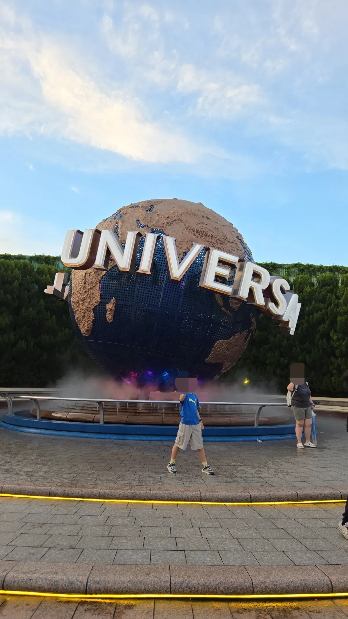 유니버설스튜디오재팬-입구-지구본-모습-앞에서-사진찍는-아이