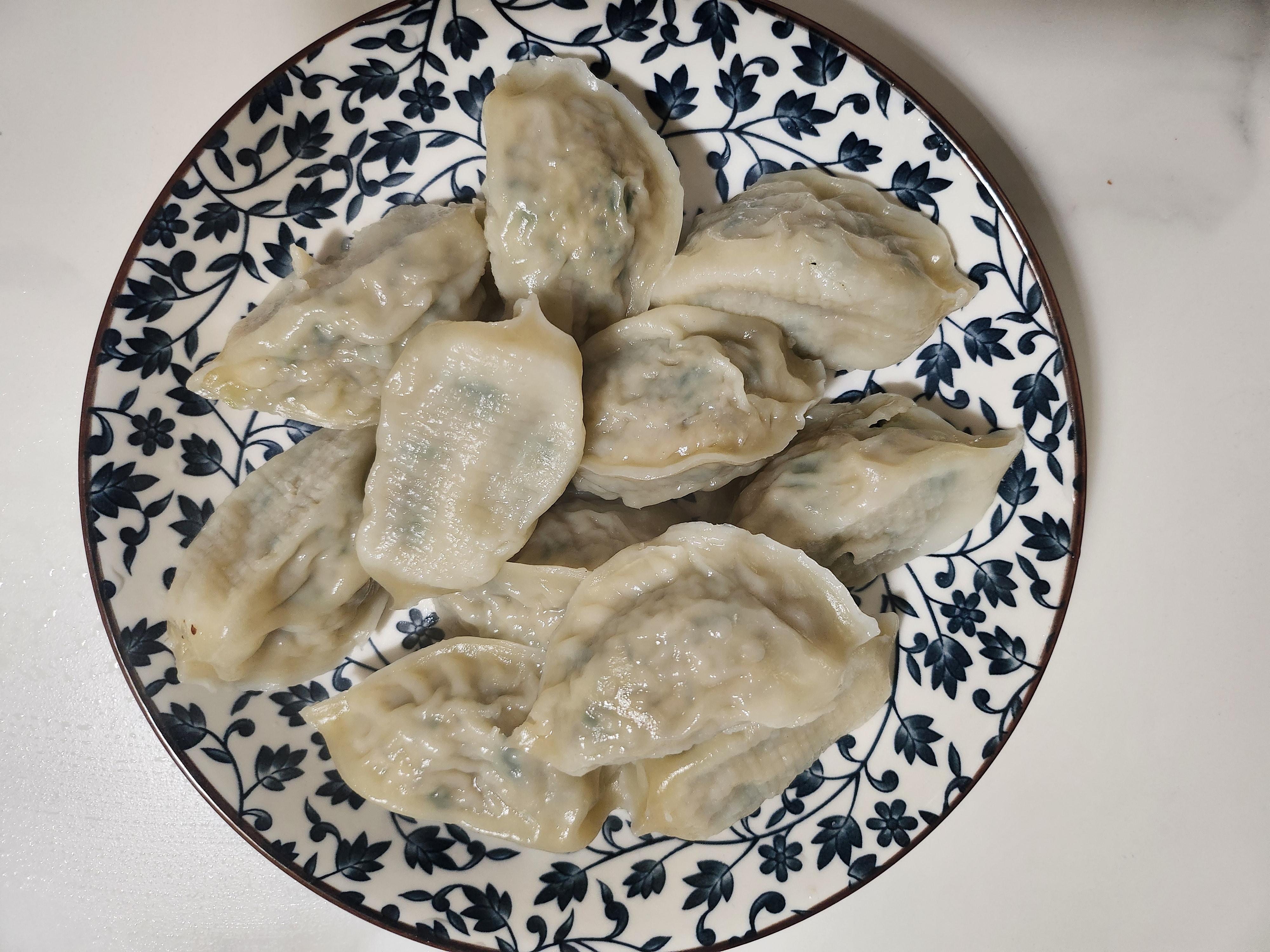 우아한-만두-고기만두-접시에-담은-모습