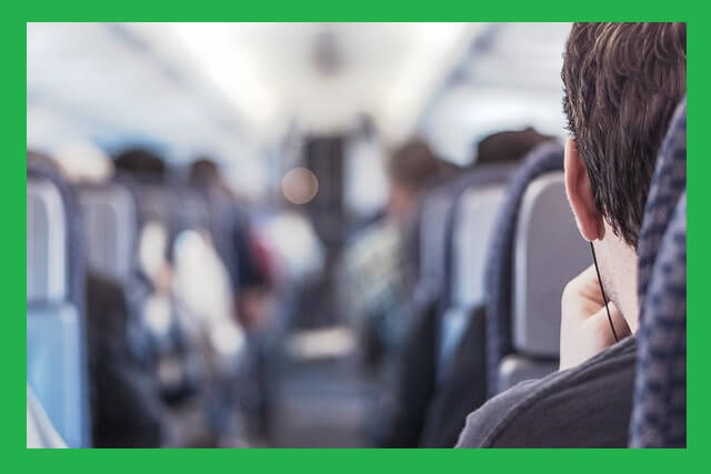 비행기-좌석-앉아있는-승객-뒷모습