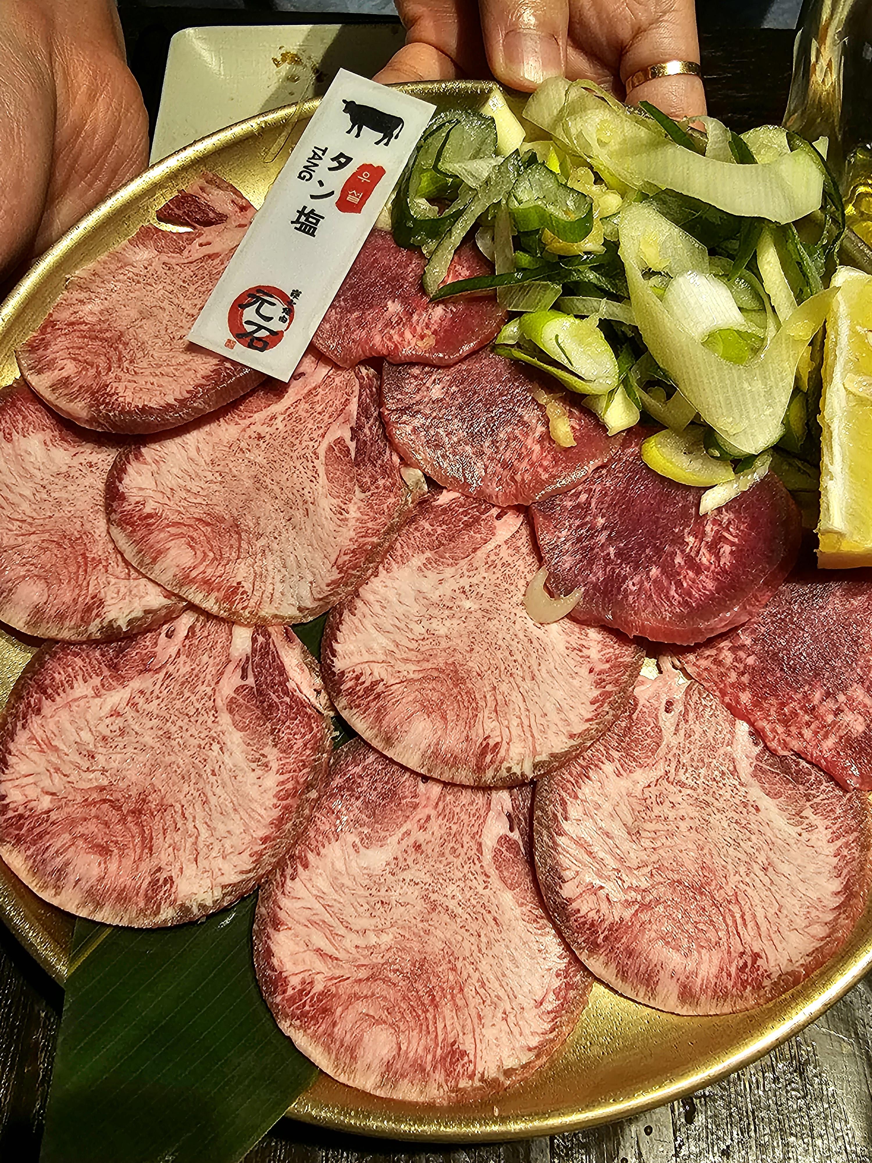 그릇에-담긴-우설