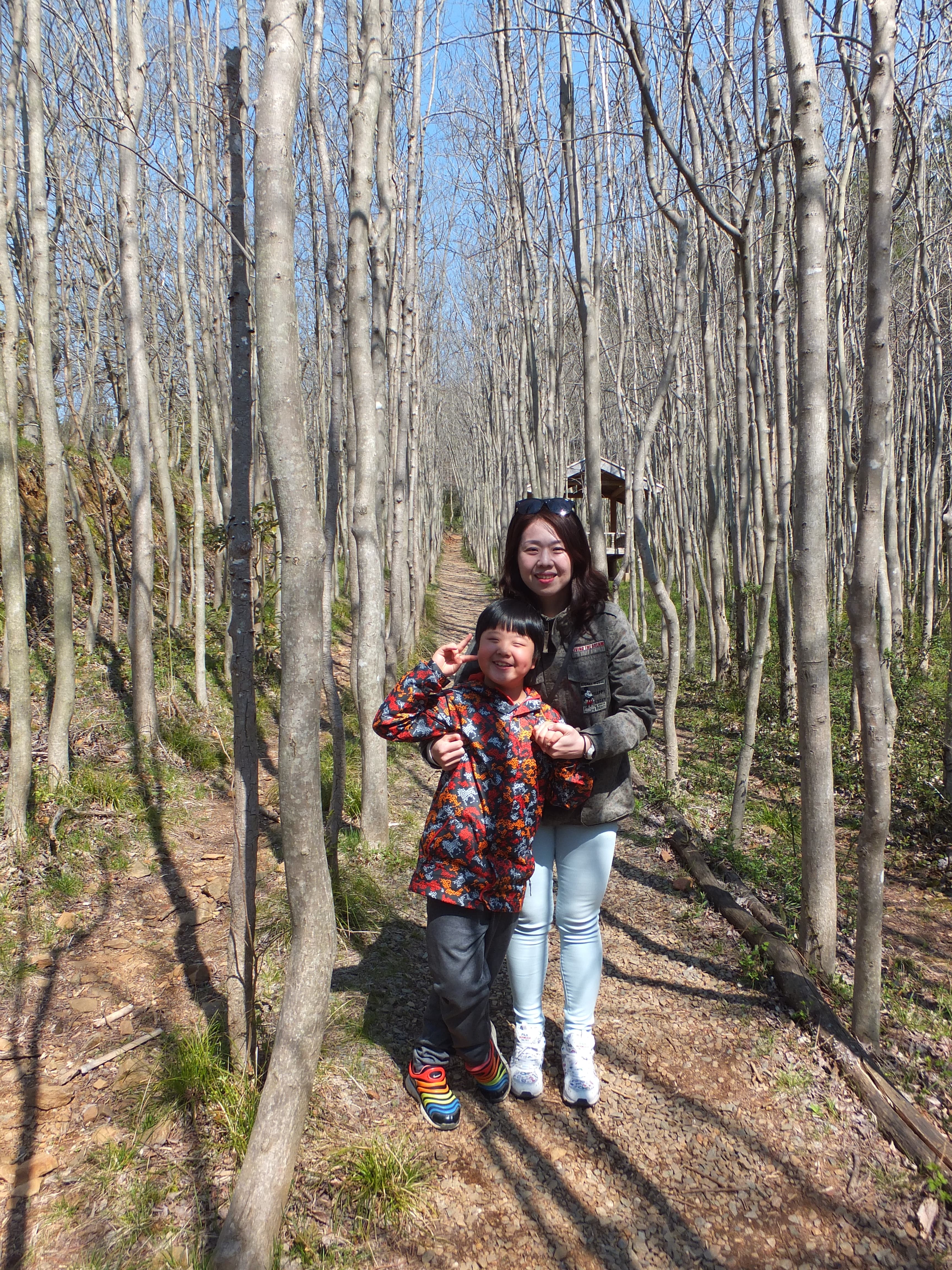 두충나무 숲에서 똘망이와 아내