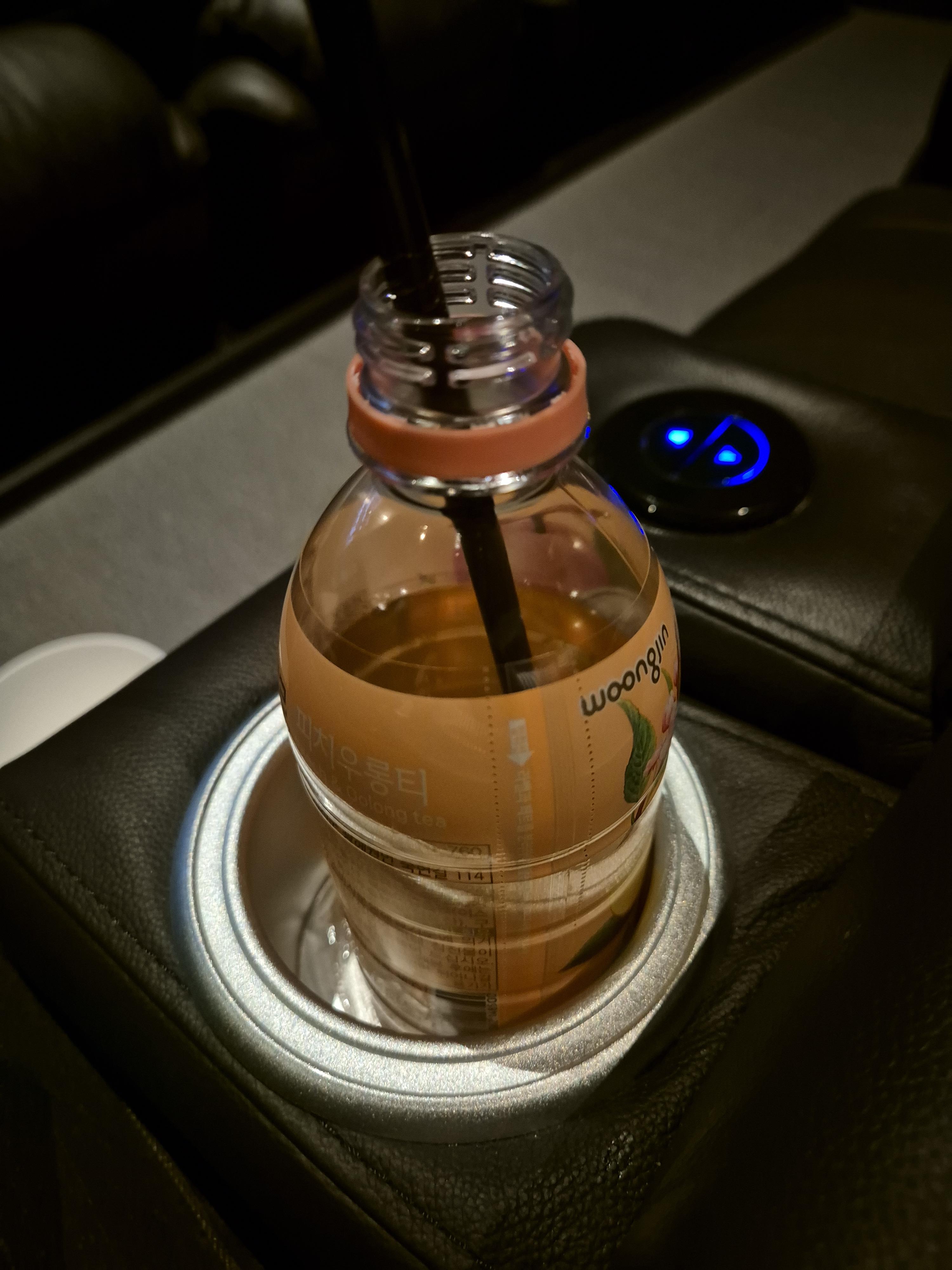 콜라 안먹어서 챙겨온 복숭아 홍차! 맛있어!