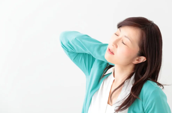 어깨가 결린 여성