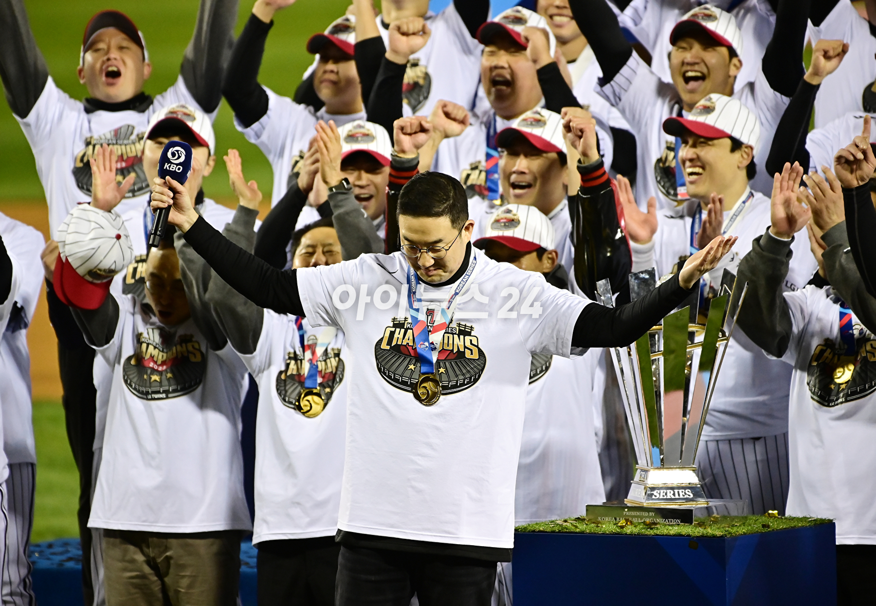 LG는 13일 잠실구장에서 벌어진 2023 신한은행 쏠 KBO KS 5차전에서 KT 위즈를 상대로 6-2로 승리를 거두고 29년 만에 한국시리즈 제패를 했다.구광모 LG그룹 회장이 선수단과 우승 트로피를 들어 올리고 있다. [사진=곽영래 기자]