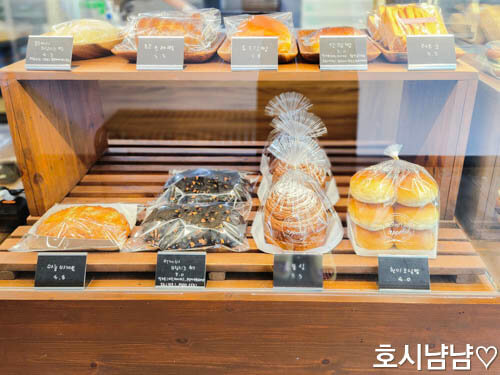 하남 나룰빵집 다양한 빵과 과자류 진열 모습