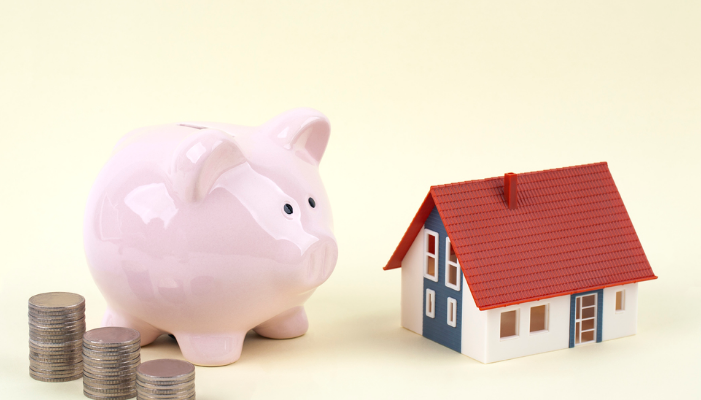 돼지저금통과 오른쪾에 집 모형