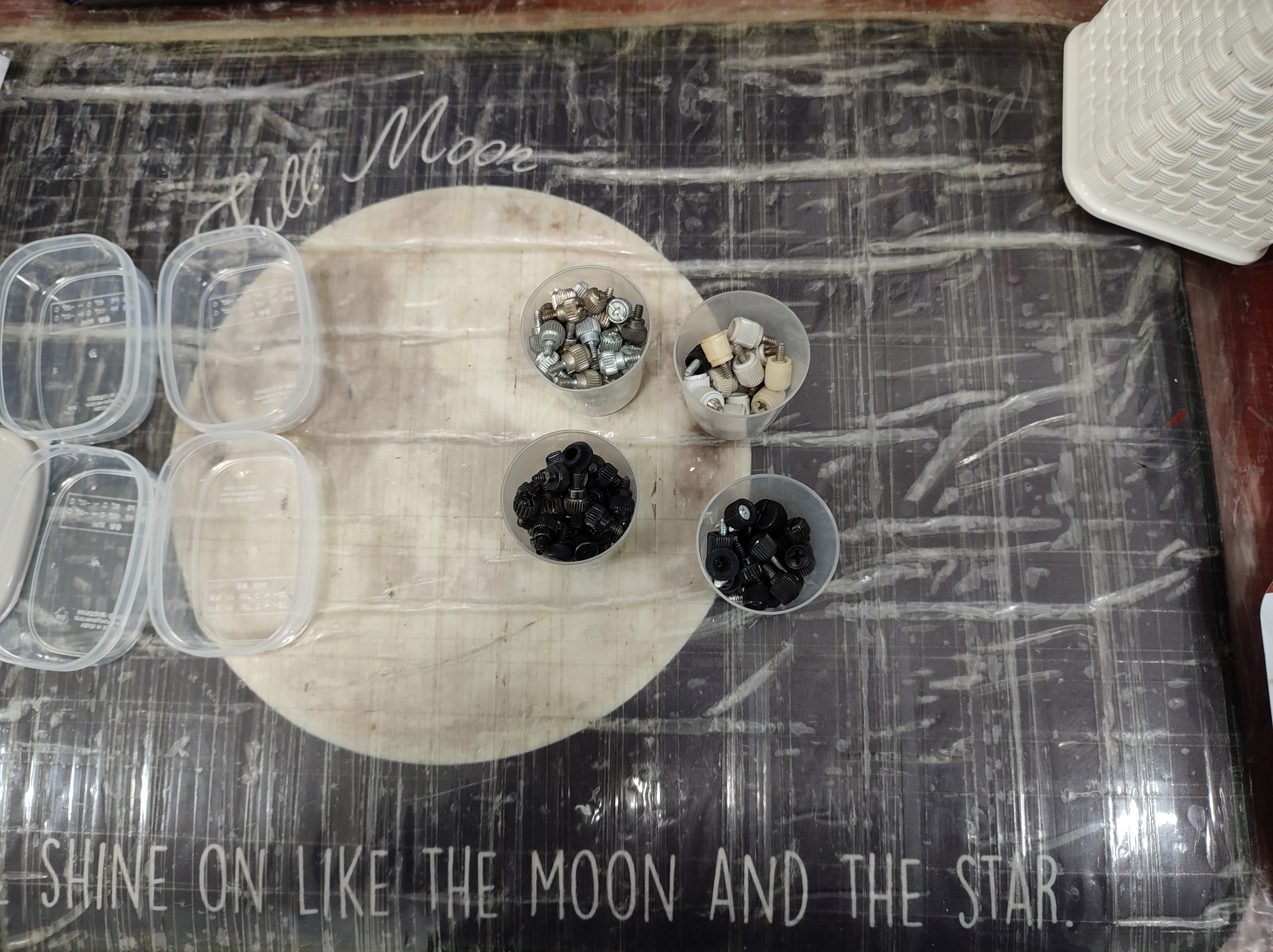 컴퓨터 케이스를 고정하는 손나사의 종류입니다.