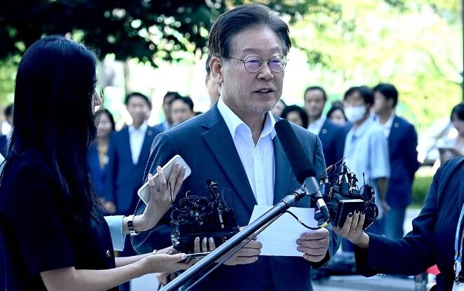 마이크앞에서있는-정장을입은남성의모습