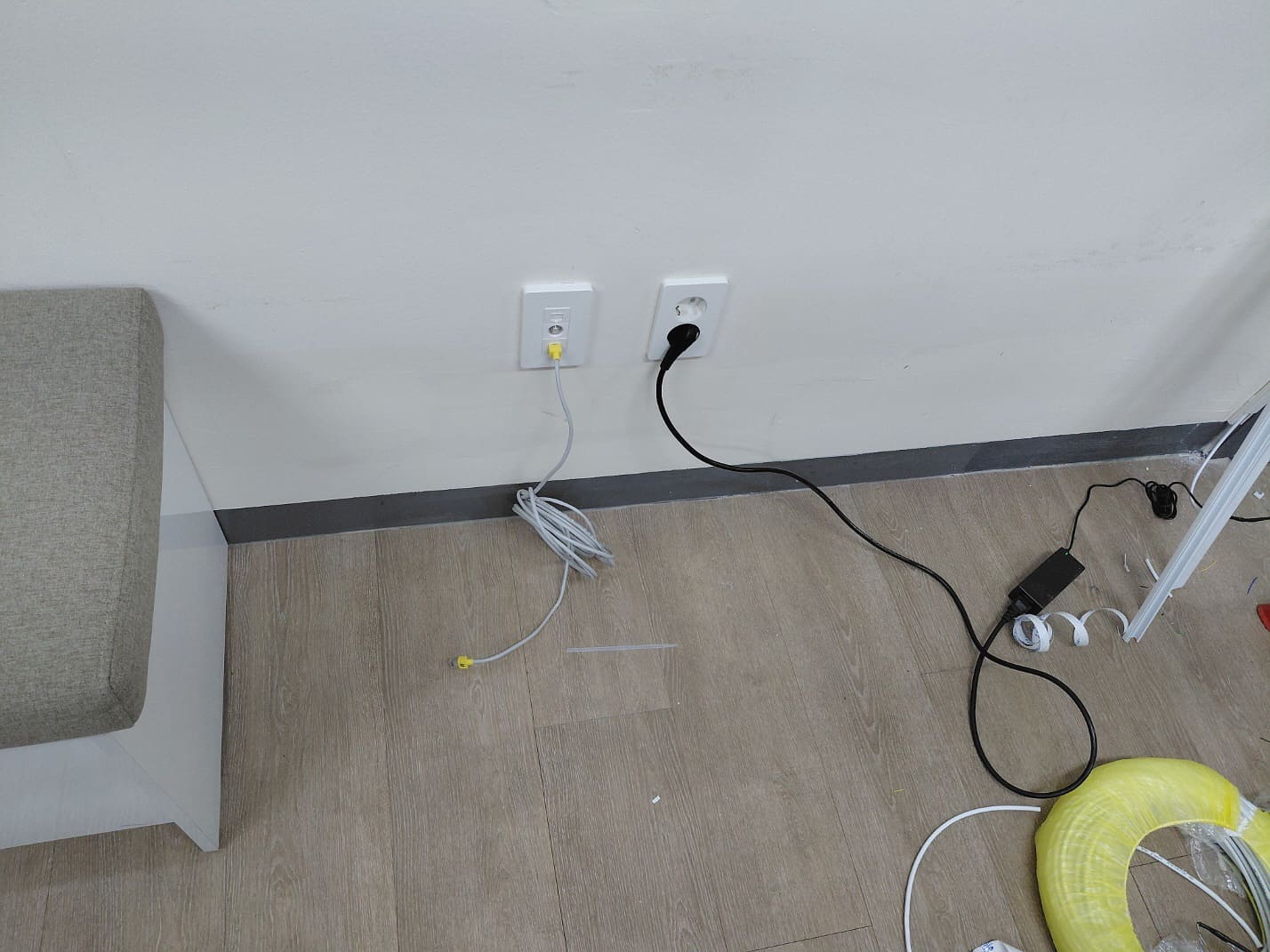 문정동 사무실 책상 위 인터넷 키폰 전화기 설치 및 PC용 랜선 배치 - SBM정보통신