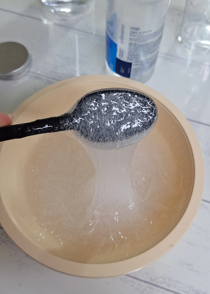 슬라임-만들기-4단계-농도-조절-하며-섞기