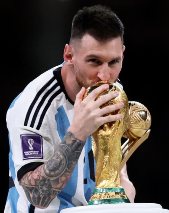 메시가-황금-트로피에-입-맞추고-있습니다.