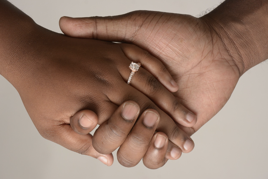 공감으로 마음을 열기 위해 손을 잡는 장면