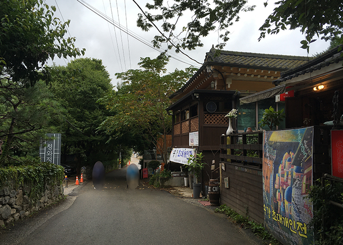 출구-앞-카페들