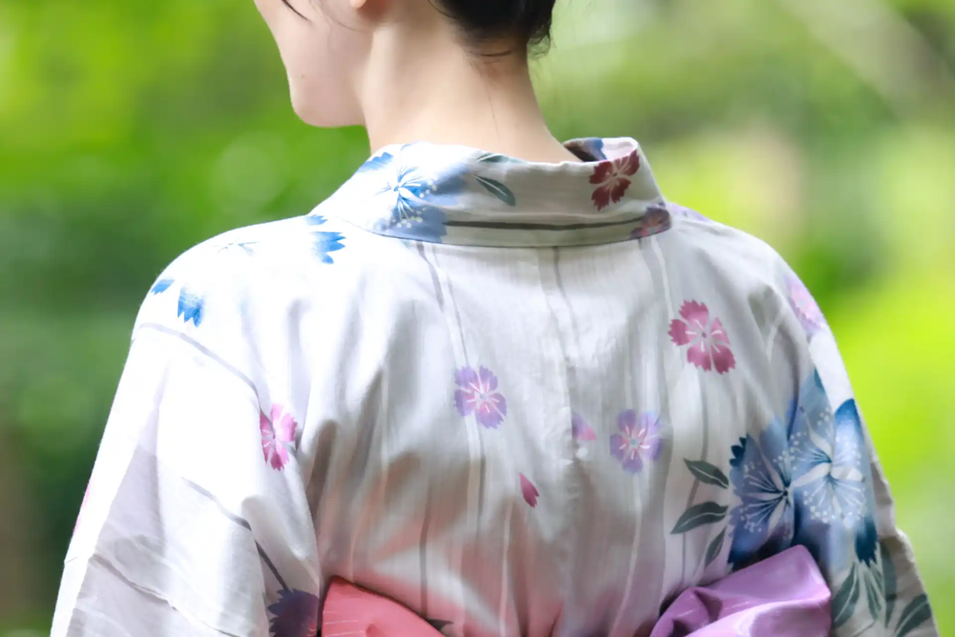 옷깃은 제대로 잡아당겨졌나요?