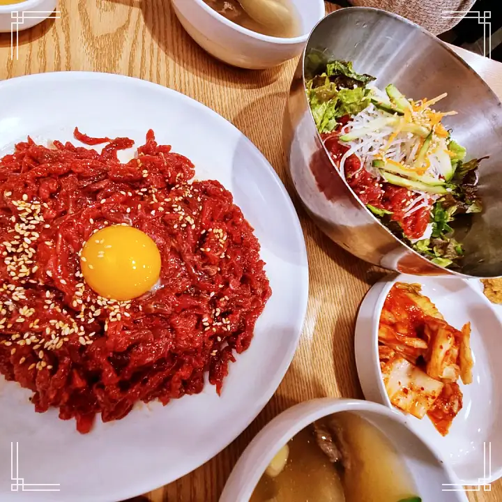 진심 가득 건강 담은 맛 종로 5가 맛집 추천 생방송투데이 육회 육회비빔밥 육사시미 육회탕탕이 주말 8백 인분 완판 광장시장 필수 코스 오늘방송 소문의 맛집