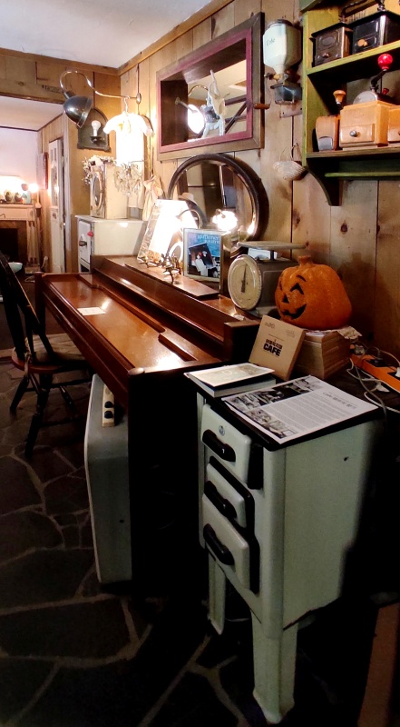 빈티지 소품둘과 오래된 피아노