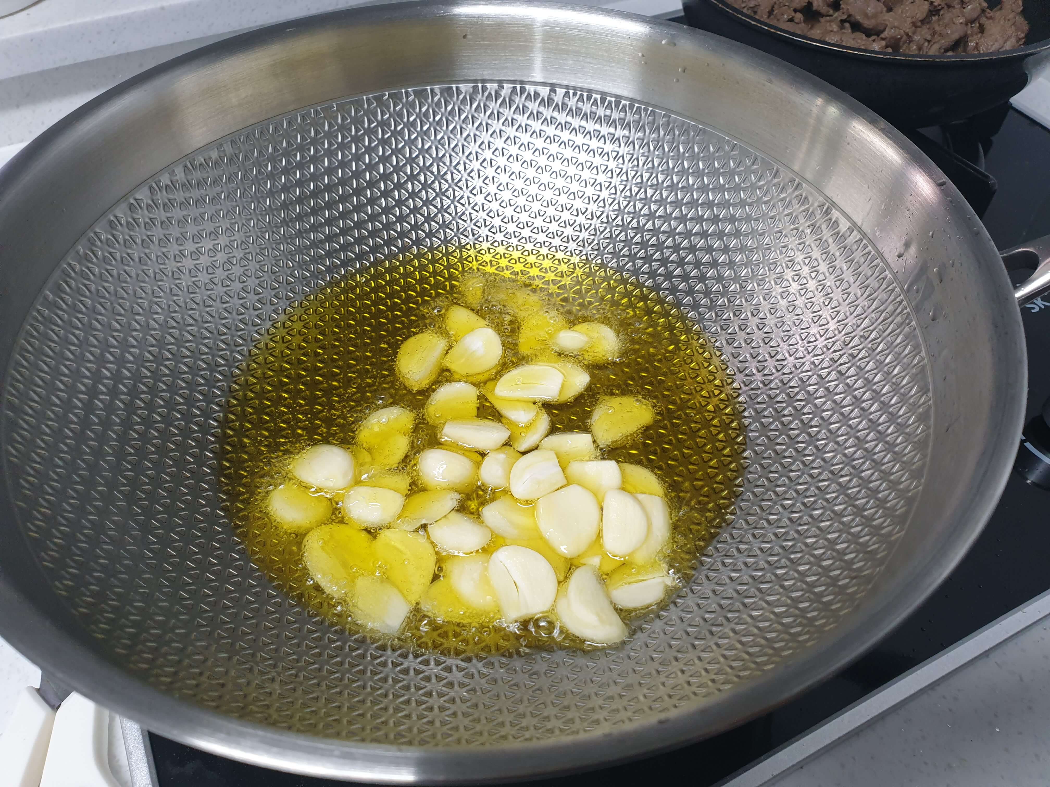 해산물이_들어간_감바스_알_아히요_올리브_오일에_마늘