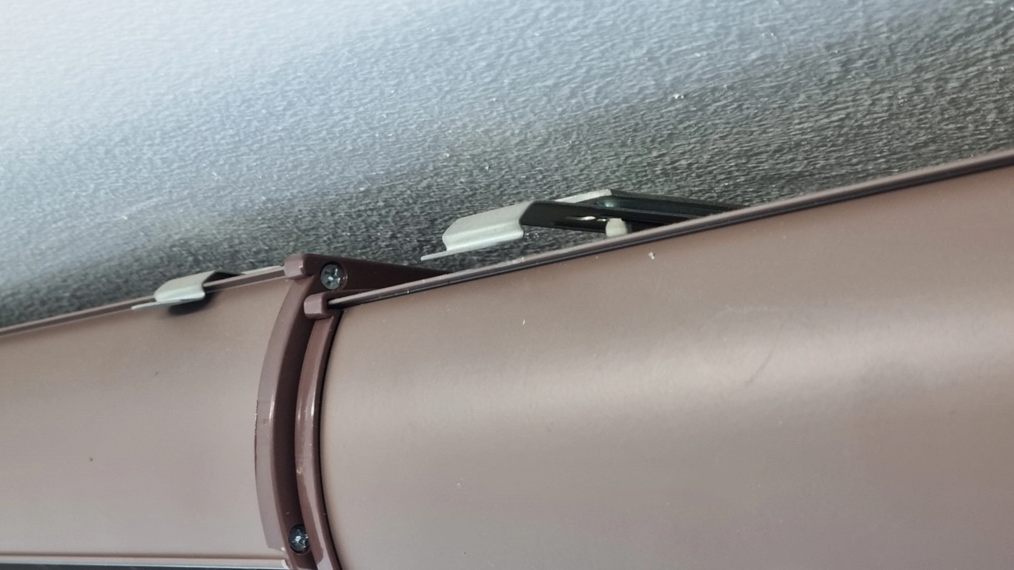 블라인드 고정 부품 빠진 모습