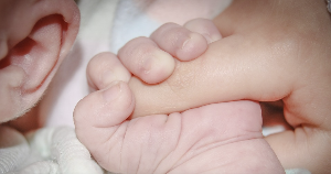 손톱 뜯는 아이 원인과 개선 방안