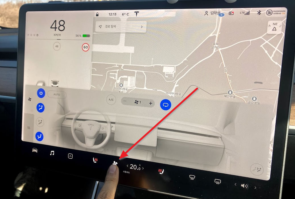 테슬라 모니터 공조버튼 누르는 이미지입니다.