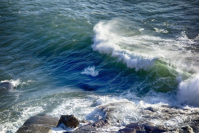 파도치는 바다 풍경 사진