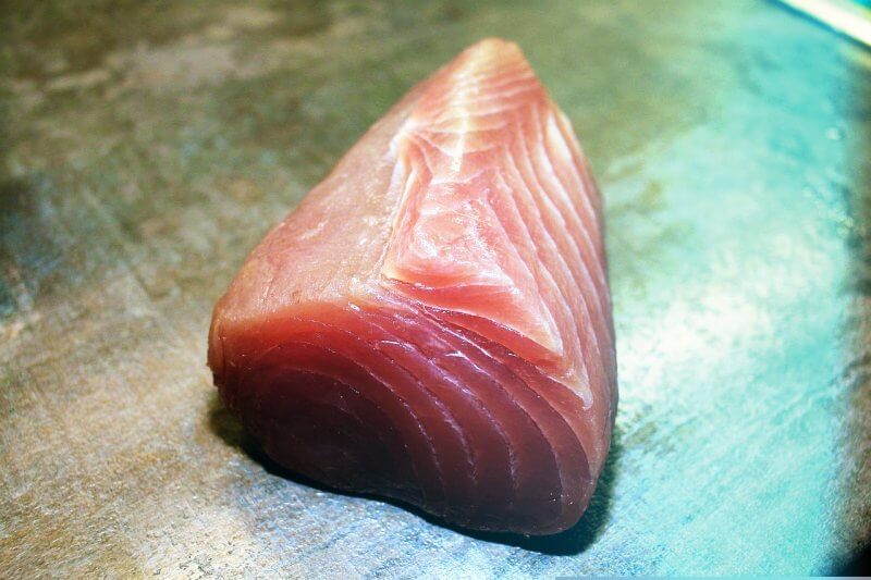 선홍색-덩어리-연어회