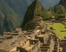 방어에 유리한 고지에 있는 고대 도시의 폐허