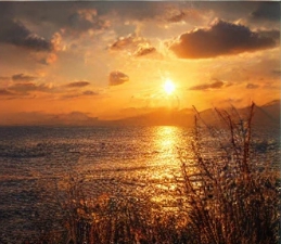 바다위로 일출이 떠오르는 모습