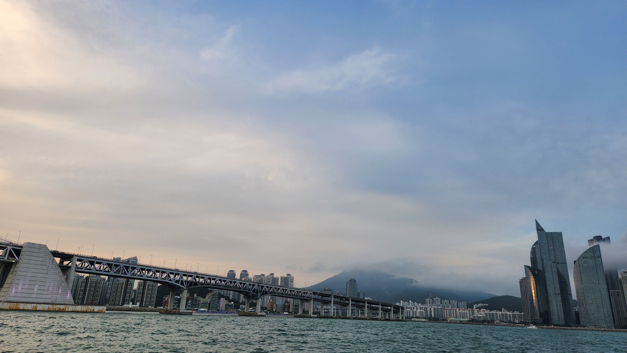 2층과 3층을 오가는 광안대교