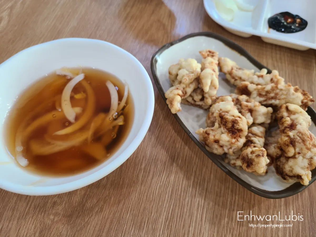 흰색-종지에-양파가-들어있는-갈색소스-작은접시에-탕수육이-조금-올려져있는