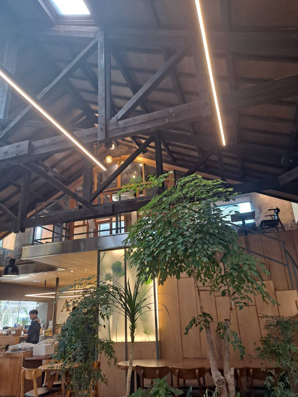 앤드아워 2층 풍경