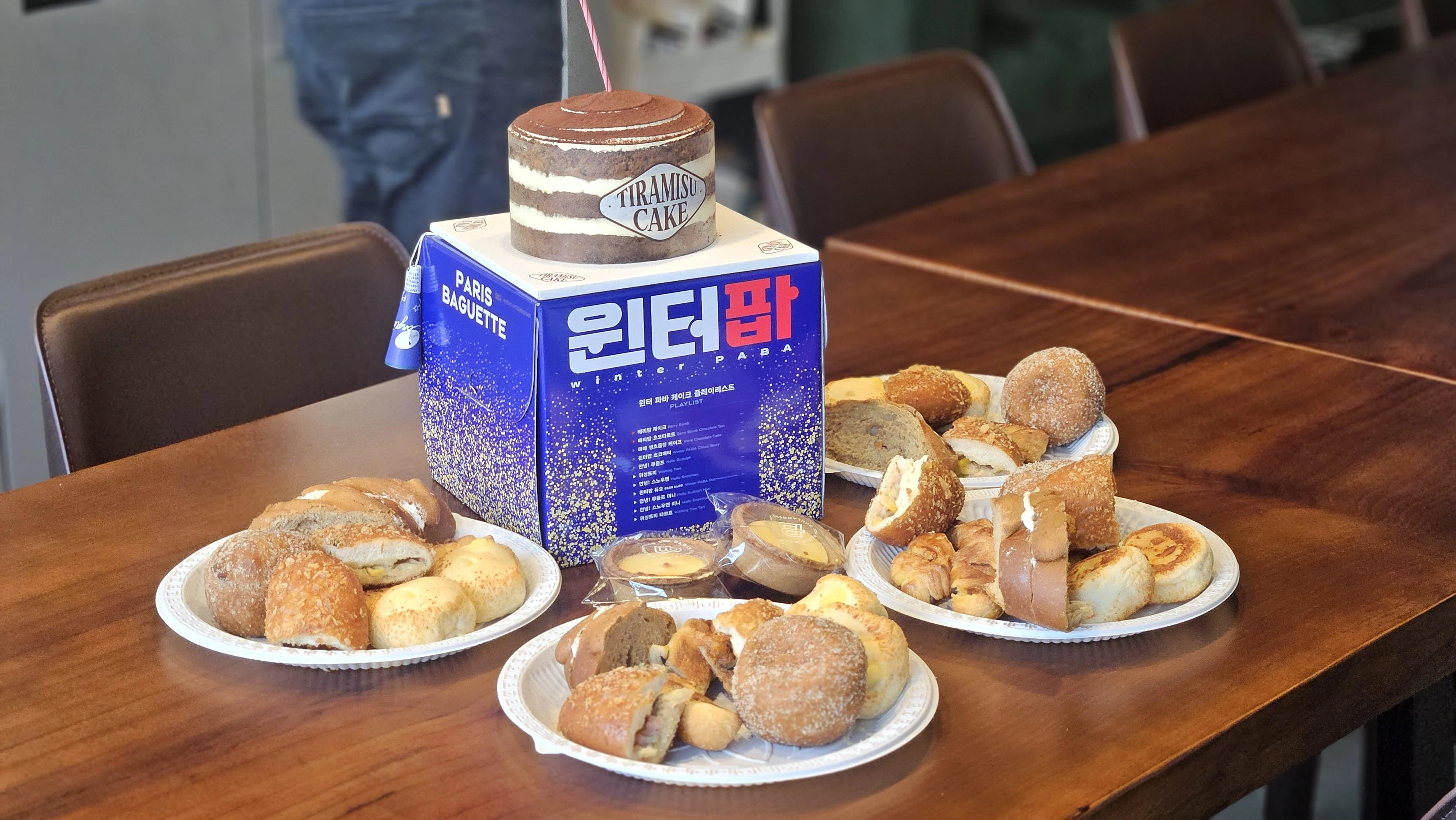 티라미수 케이크와 빵