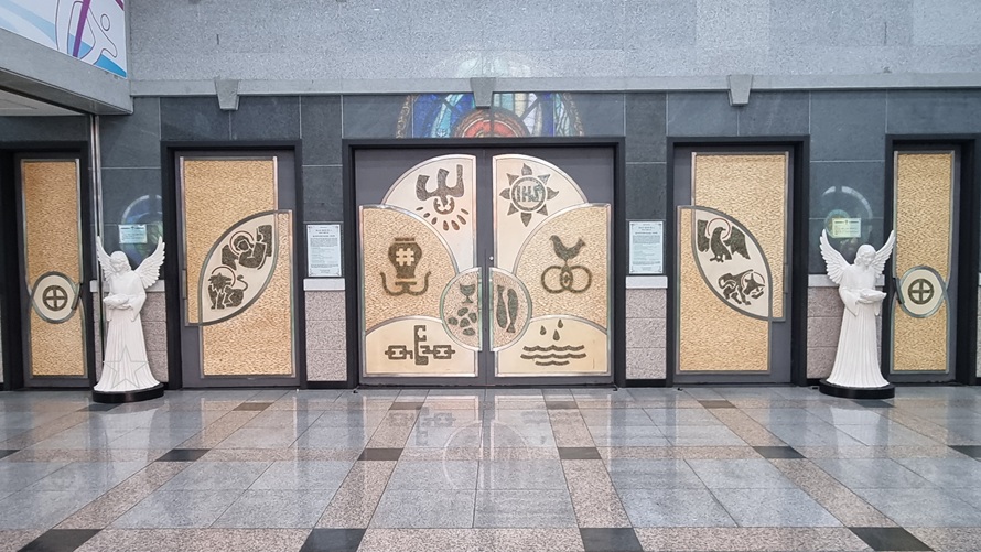 울산 복산성당 3층 대성전 출입문 사진