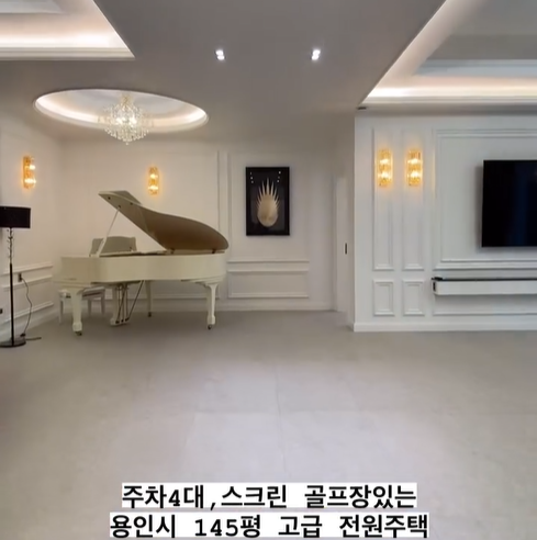 거실 한쪽에 피아노가 놓여 있어요