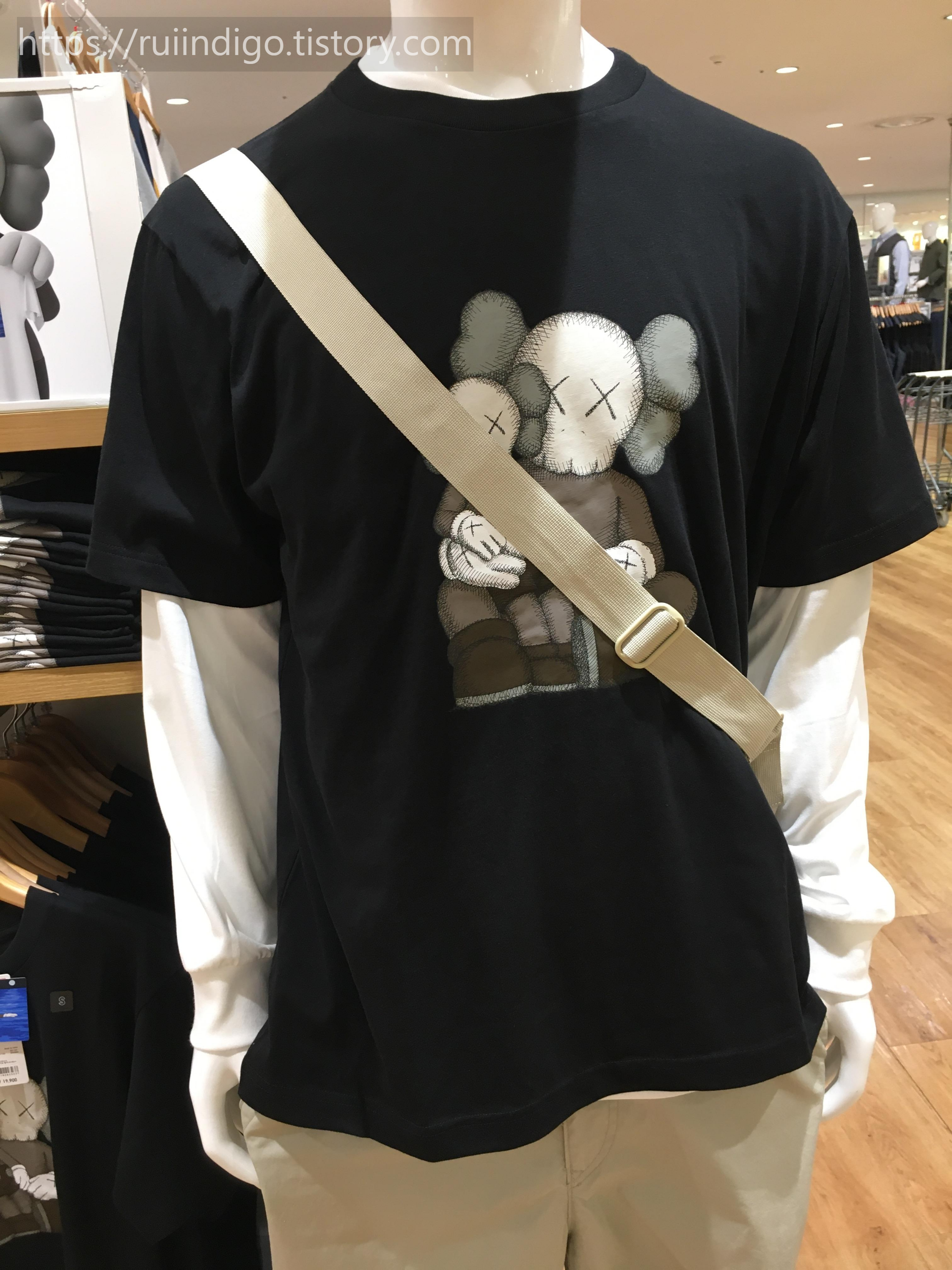 유니클로와 KAWS의 콜라보 가을 신상 티셔츠