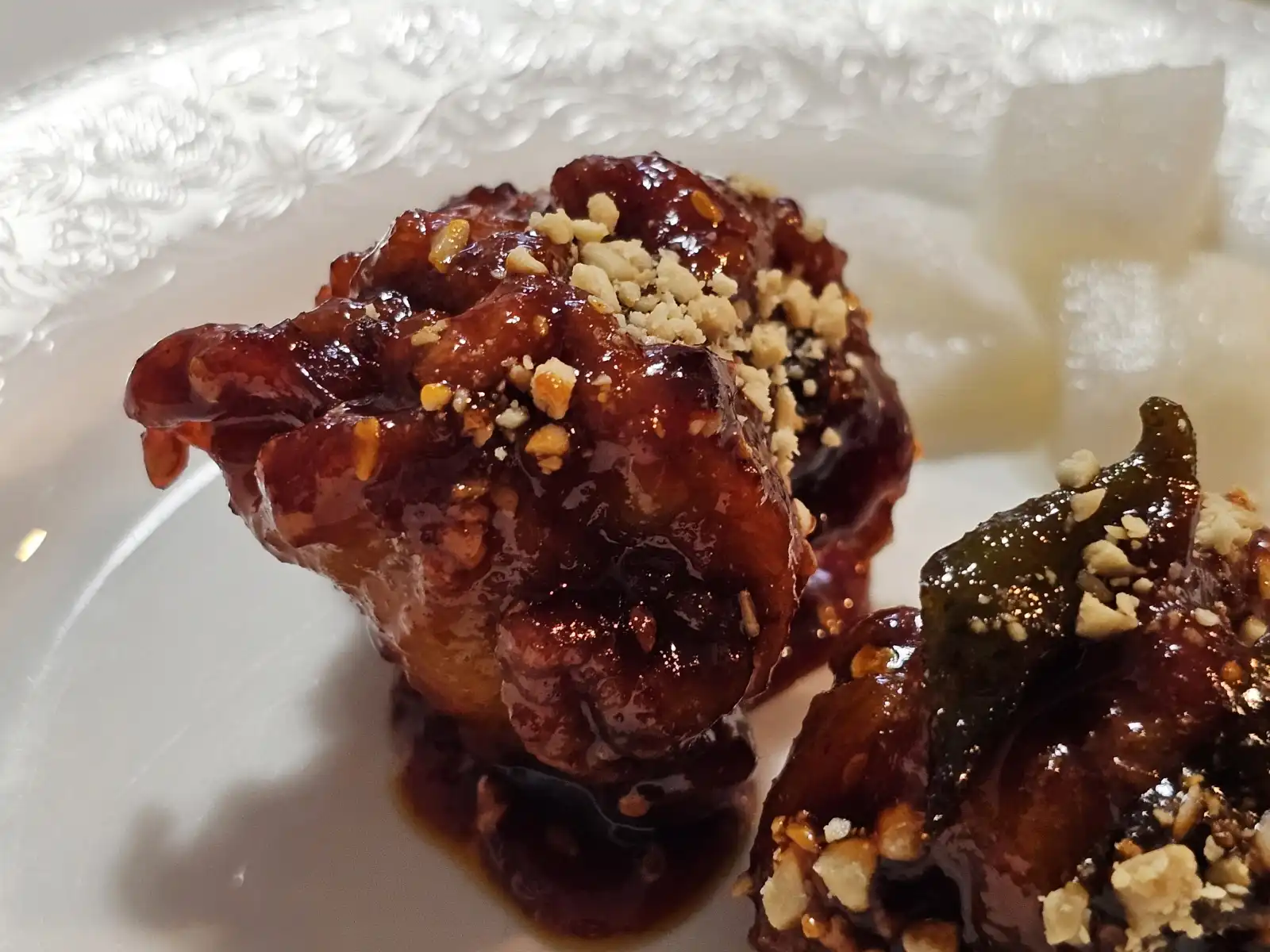 황해닭강정의 특징인 얅고 바삭한 튀김옷을 입힌 모습