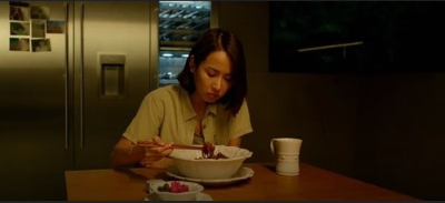 알트태그-짜파구리를 먹는 조여정 배우