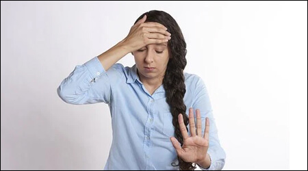 머리를 짚고 있는 여성