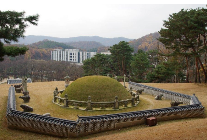 제23대 왕 순조와 순원왕후 김씨의 무덤인 인릉