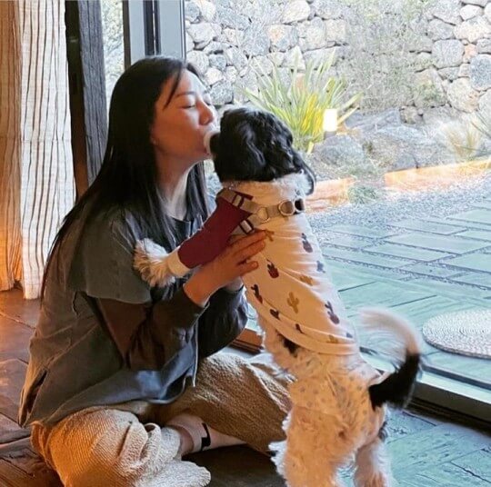 까뮈와 뽀뽀하는 장필순