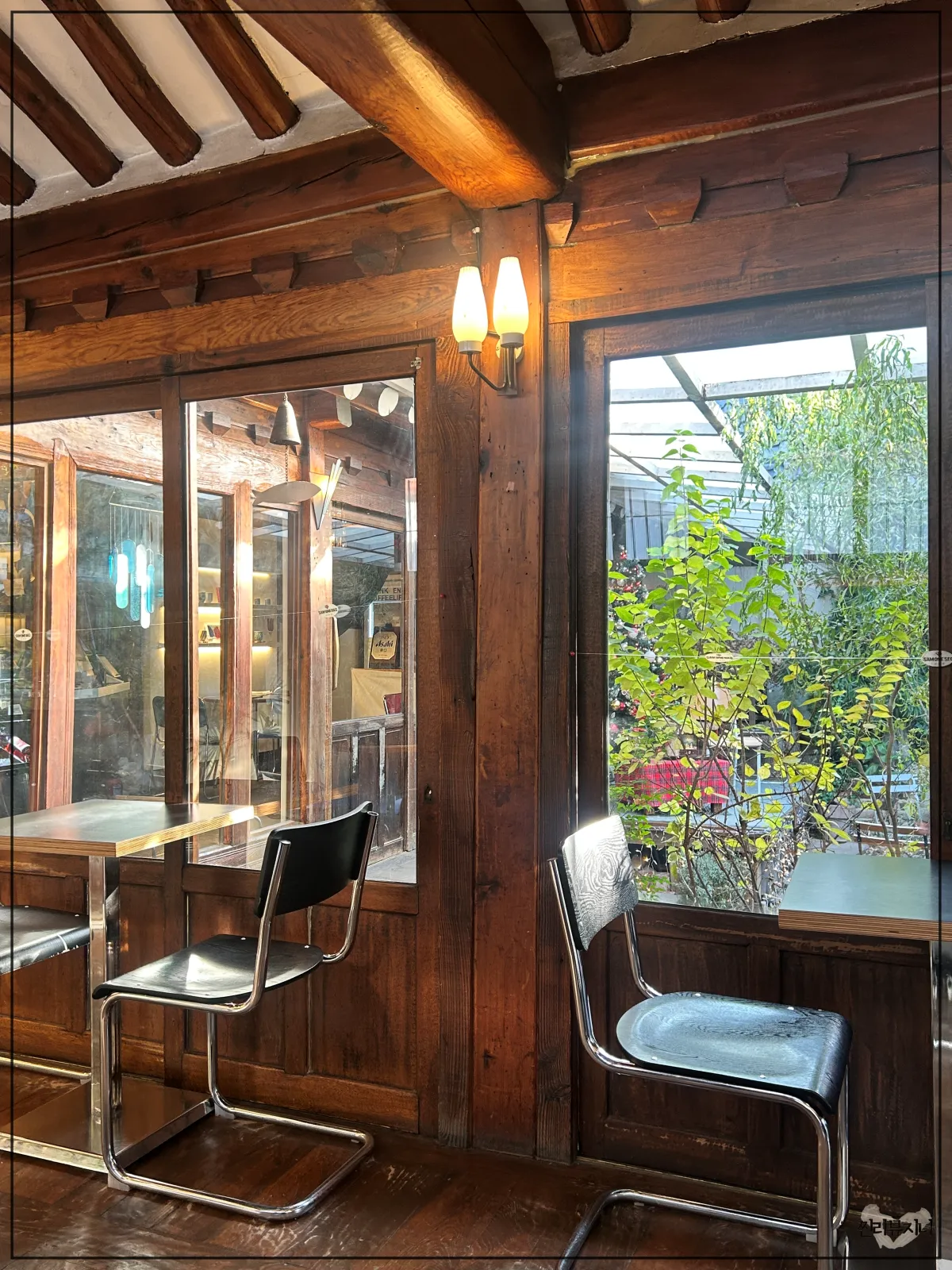 혜화-근처-한옥카페-삼원샏-내부-창문-옆-2인석-자리