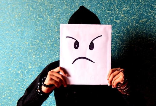 치매초기증상 8가지 중 짜증을 나타내는 이미지입니다.