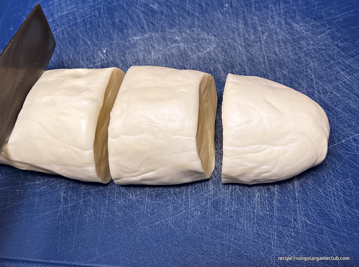 숙성된 바지락 칼국수의 반죽을 자르는 사진