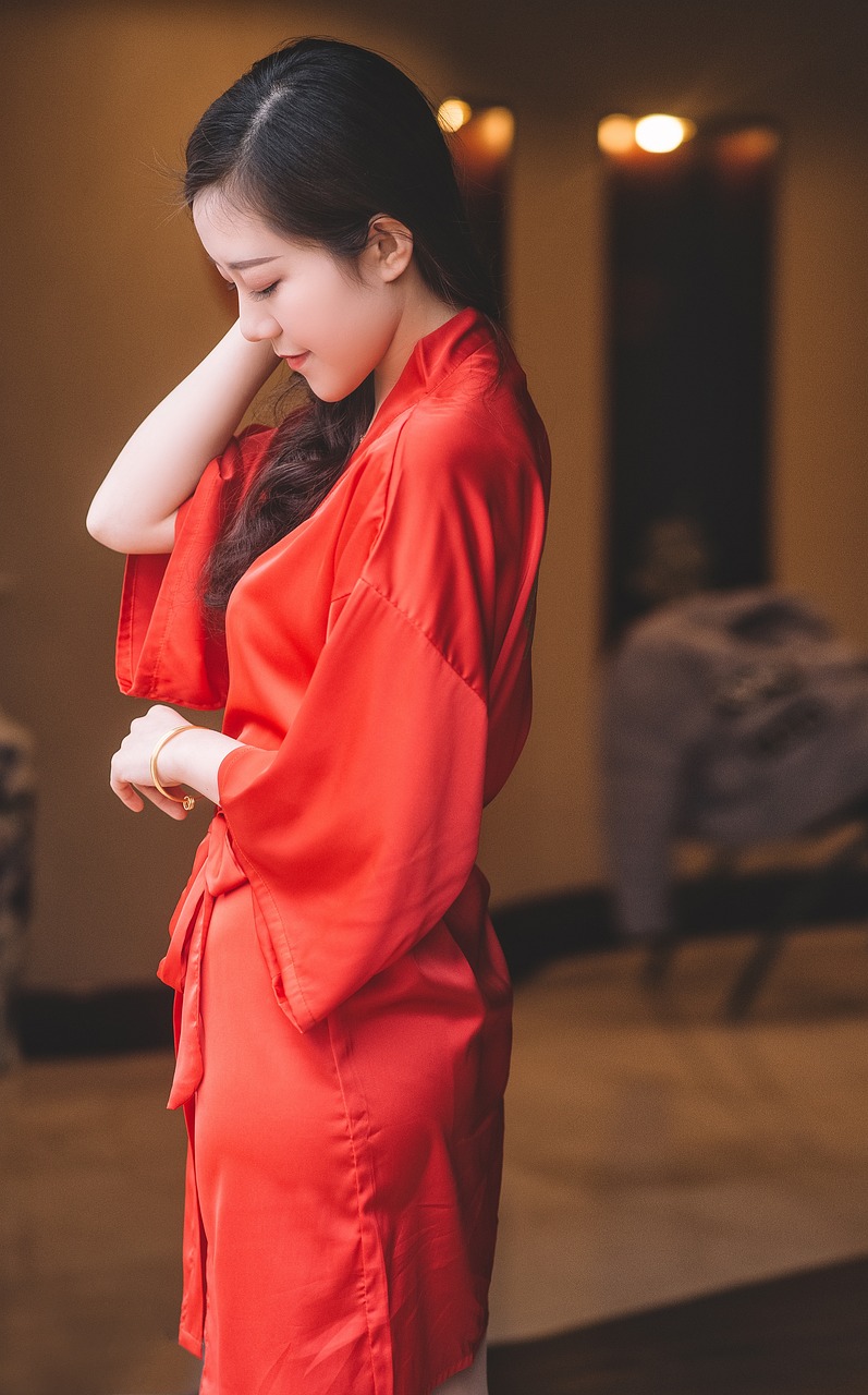 천년의 빛을 짜는 비단 직조 장인의 하루