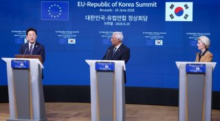 한-EU 디지털통상협정 체결&hellip;AI&middot;안보 협력 확대｜무엇이 달라지나? 한국과 유럽연합(EU)이 디지털통상협정(DTA)을 체결하고 인공지능(AI)&amp;#44; 양자기술&amp;#44; 안보 분야 협력을 대폭 확대하기로 했습니다. 특히 이번 정상회담에서는 비밀정보보호협정 협상 개시와 함께 북한&middot;러시아 군사협력에 대한 공동 규탄 메시지도 담겨 국제사회의 주목을 받고 있는데요. 이번 글에서는 한-EU 정상회담의 주요 성과와 향후 기대 효과를 정리해보겠습니다. 한-EU 디지털통상협정 공식 체결 이재명 대통령은 10일(현지시간) 벨기에 브뤼셀에서 안토니우 코스타 EU 정상회의 상임의장과 우르줄라 폰 데어 라이엔 EU 집행위원장을 만나 정상회담을 가졌습니다. 이날 가장 큰 성과 중 하나는 바로 한-EU 디지털통상협정(DTA) 체결입니다. 이 대통령은 공동 언론발표에서 &amp;quot;EU는 중국과 미국에 이어 우리나라의 제3위 교역 대상이며&amp;#44; 제1위 투자 파트너&amp;quot;라며 협정 체결의 의미를 강조했습니다. 디지털통상협정(DTA)이란? 디지털통상협정은 디지털 경제 시대에 맞춰 국가 간 전자상거래 규범을 정하는 협정입니다. 주요 내용은 다음과 같습니다. 데이터의 자유로운 이동 전자서명 및 전자인증 상호 인정 종이 없는 무역 활성화 디지털 무역 규범 마련 기업의 업무 효율성 증대 이번 협정을 통해 한국 기업들은 EU 시장에서 보다 안정적인 데이터 기반 비즈니스 환경을 구축할 수 있을 것으로 기대됩니다. AI&middot;양자기술 협력도 확대 한국과 EU는 미래 산업 분야 협력 강화에도 뜻을 모았습니다. 양측은 특히 다음 분야에서 협력을 확대하기로 했습니다. 인공지능(AI) 공동 연구 양자기술 연구 협력 연구자 교류 확대 첨단기술 개발 협력 탄소중립 및 에너지 전환 기술 공유 글로벌 기술 패권 경쟁이 치열해지는 가운데&amp;#44; 이번 협력은 한국의 첨단 산업 경쟁력 강화에도 긍정적인 영향을 미칠 것으로 보입니다. 비밀정보보호협정 협상 개시 이번 정상회담에서는 비밀정보보호협정(Security of Information Agreement) 협상 개시도 발표됐습니다. 이 대통령은&amp;#44; &amp;quot;비밀정보보호협정이 조속히 체결돼 민감 정보를 안전하게 공유하고 산업 및 연구 협력이 활발히 진행되길 기대한다&amp;quot; 고 밝혔습니다. 협정이 체결될 경우 한국과 EU는 안보와 방위 산업 분야에서도 보다 긴밀한 협력이 가능해질 전망입니다. 러시아&middot;북한 군사협력 공동 규탄 양측은 공동성명을 통해 국제 안보 현안에 대해서도 공동 입장을 내놨습니다. 특히&amp;#44; 러시아의 우크라이나 침공 지속 북한의 러시아 지원 북러 군사협력 등에 대해 강한 우려를 표명했습니다. 공동성명에는 &amp;quot;러시아와 북한 간 불법적인 군사협력을 강력히 규탄한다&amp;quot; 는 내용이 포함됐습니다. 또한 북한의 핵&middot;탄도미사일 프로그램에 대한 우려와 함께 국제원자력기구(IAEA) 안전조치 준수를 촉구했습니다. 공급망&middot;무역 협력도 강화 경제 분야에서도 협력 확대가 예고됐습니다. 한국과 EU는 다음 분야에서 긴밀히 협력하기로 했습니다. 무역 및 투자 확대 공급망 안정화 디지털 산업 협력 첨단기술 공동 대응 에너지 협력 강화 또한 EU의 탄소국경조정제도(CBAM)와 철강 과잉생산 문제 등 주요 통상 현안에 대해서도 지속적인 협의를 이어가기로 했습니다. 초국가범죄 대응 협력도 강화 이번 회담에서는 승객 예약자료(PNR) 전송 협정도 타결됐습니다. 이를 통해 한국 세관 및 수사당국은 EU 국적 항공사의 승객 예약 정보를 보다 효율적으로 활용할 수 있게 됩니다. 기대되는 효과는 다음과 같습니다. 테러 예방 강화 국제 마약 범죄 대응 초국가 조직범죄 수사 지원 국경 보안 강화 마무리 이번 한-EU 정상회담은 단순한 외교 행사를 넘어 디지털 경제와 안보 협력의 새로운 전환점이 될 것으로 평가받고 있습니다. 특히 디지털통상협정 체결을 통해 기업들의 글로벌 비즈니스 환경 개선이 기대되며&amp;#44; AI와 양자기술 공동 연구는 미래 산업 경쟁력 확보에도 중요한 역할을 할 전망입니다. 또한 비밀정보보호협정과 북러 군사협력 공동 대응 등 안보 분야 협력 역시 더욱 강화될 것으로 보입니다. SEO 키워드 한-EU 디지털통상협정&amp;#44; 디지털통상협정 DTA&amp;#44; 이재명 EU 정상회담&amp;#44; 한-EU 정상회담&amp;#44; AI 협력&amp;#44; 양자기술 협력&amp;#44; 비밀정보보호협정&amp;#44; 북러 군사협력&amp;#44; EU 무역 협력&amp;#44; 디지털 경제