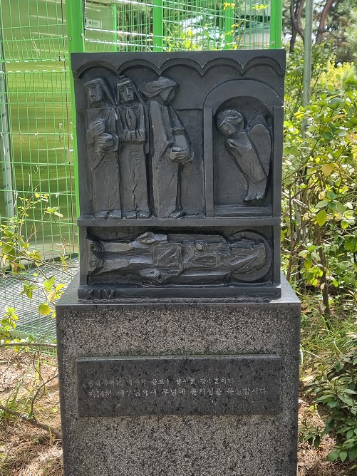 절두산 성지 십자가의 길 ; 제14처 예수님께서 무덤에 묻히심을 묵상합시다.