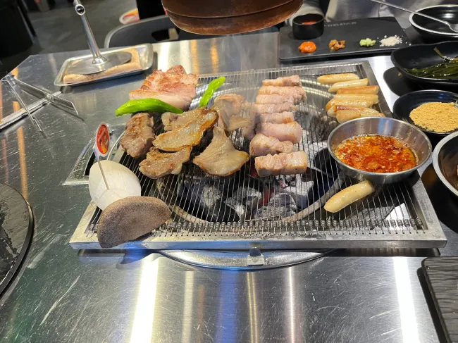 상구네돼지구이-고기가-구워지고-있다